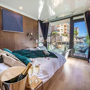  Bateau-hôtel L'escale Royale : Jacuzzi And Terrace On The Water